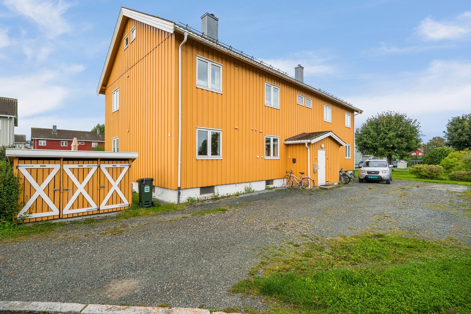Med leiligheten følger det en p-plass for parkering i gårdsrommet, på den siden av bygget hvor inngangspartiet befinner seg. Galleribilde
