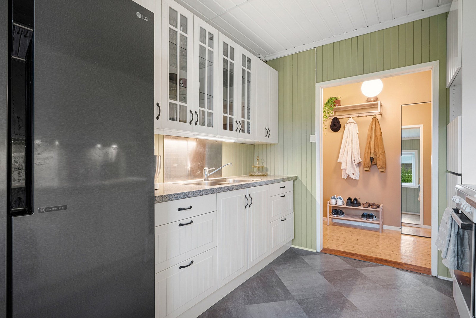 Kjøkkeninnredning fra IKEA med malte profilerte fronter. Galleribilde