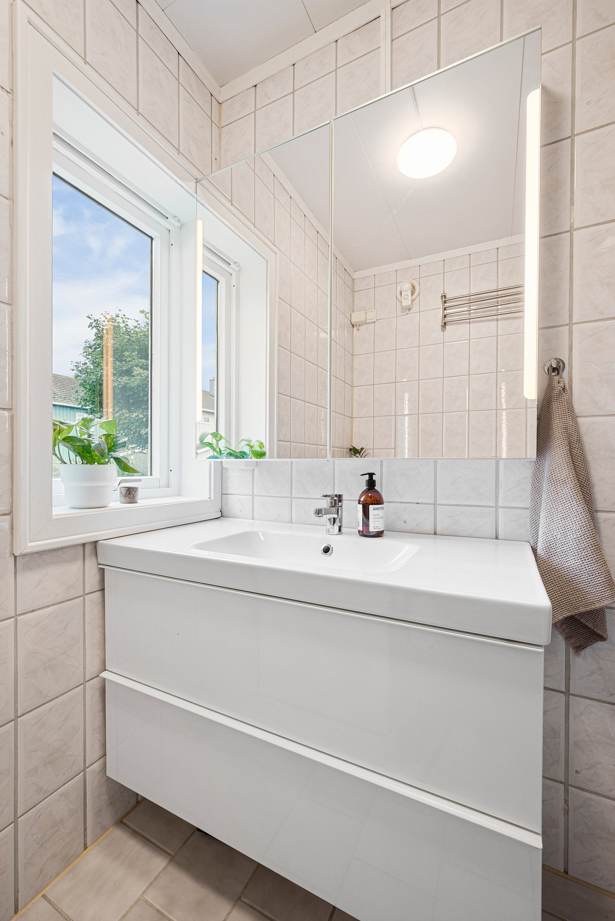 Det er varme i gulv og opplegg for vaskemaskin. Galleribilde