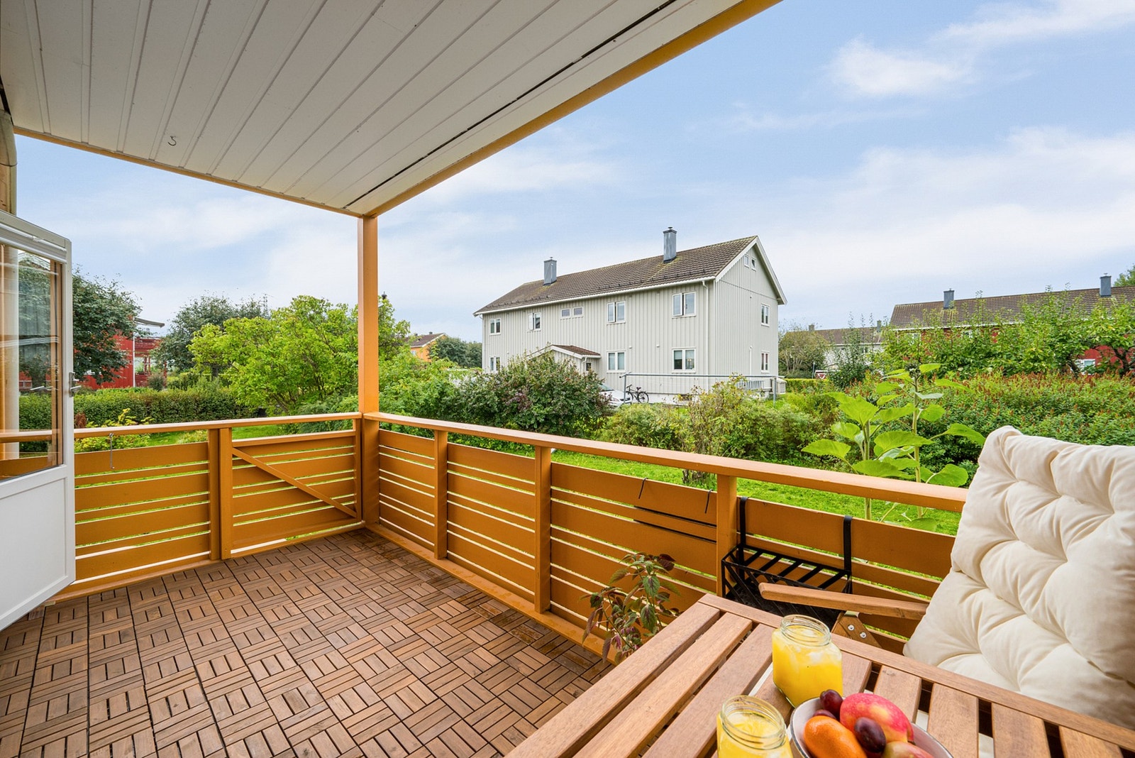Fra stua har man utgang til leilighetens terrasse. Galleribilde