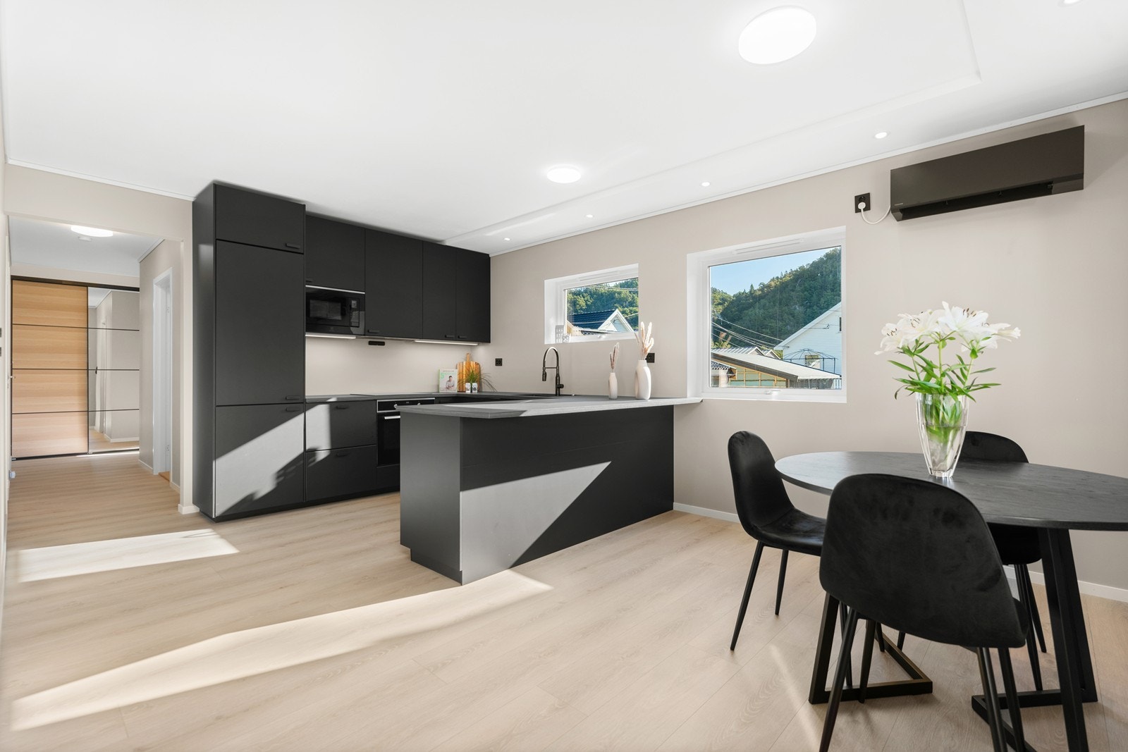 Moderne kjøkkeninnredning i svart finish Galleribilde