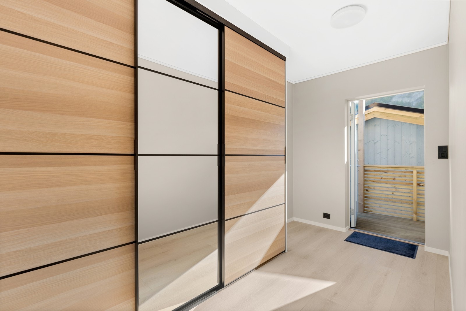 Gang med skyvedørsgarderobe Galleribilde