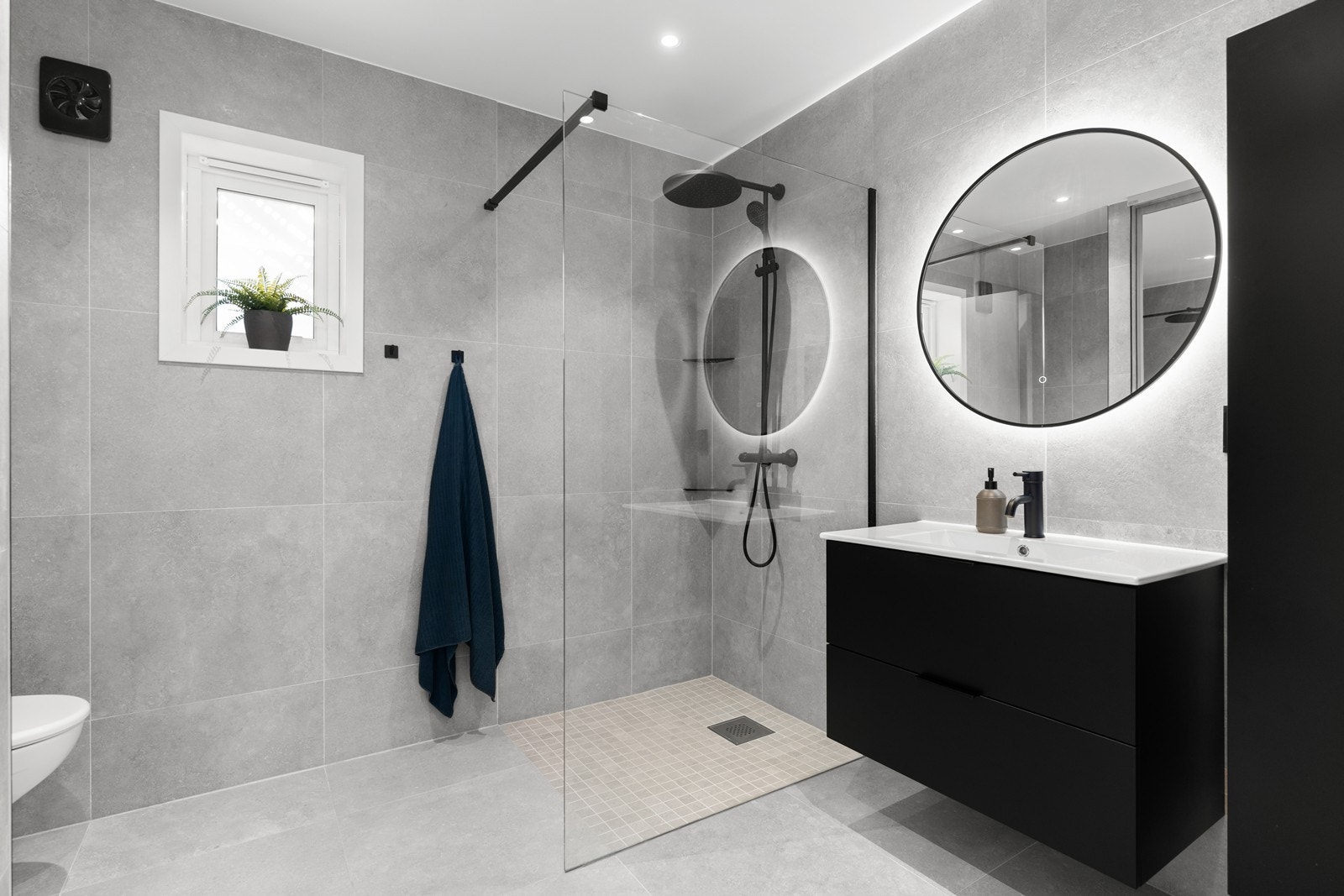 Bad med servant wc, og dusj på gulv. Flislagt gulv og vegger. Varme i gulv. Galleribilde