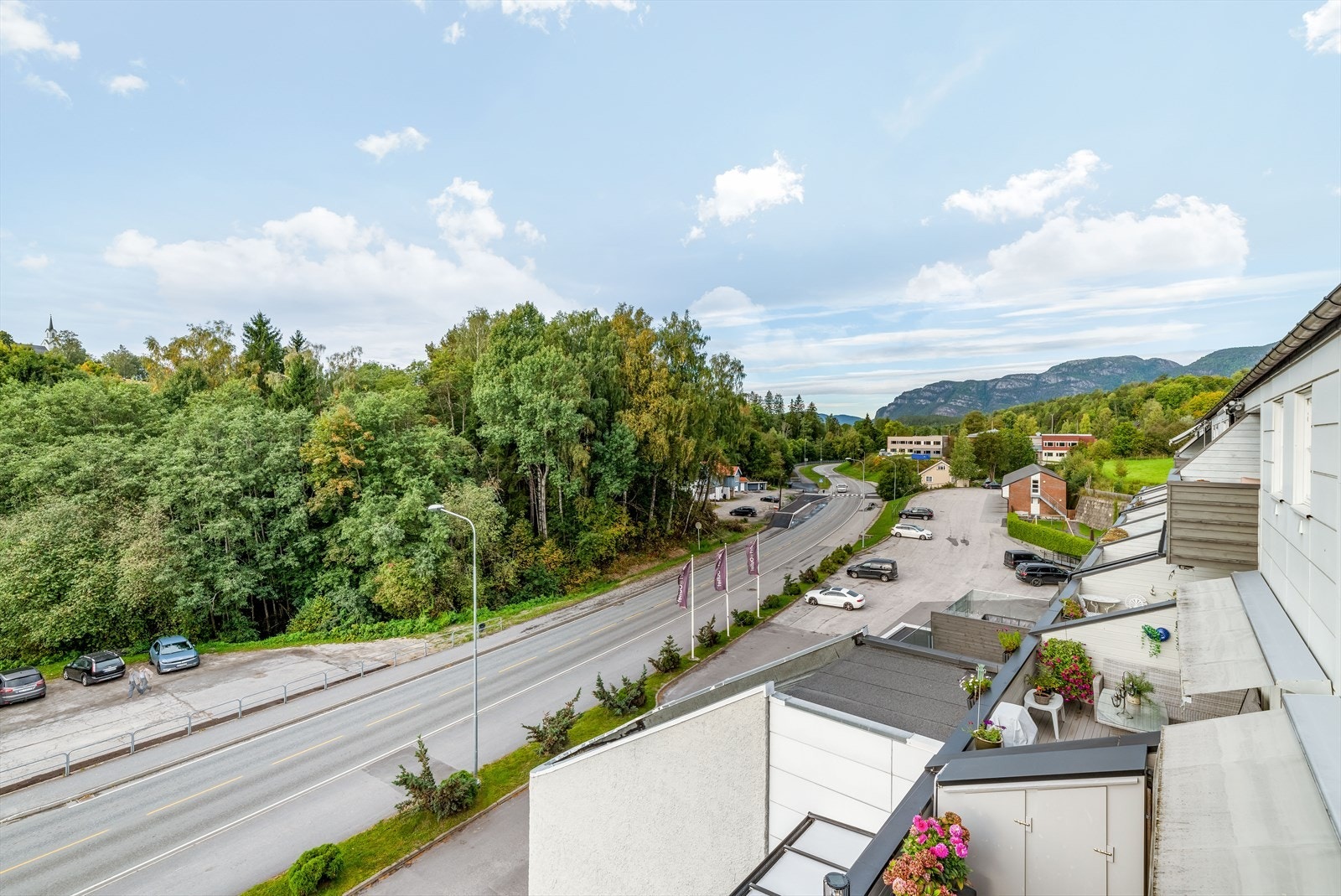 Det er kort vei til flere barnehager, barneskole, ungdomsskole, videregående og universitetet. Galleribilde