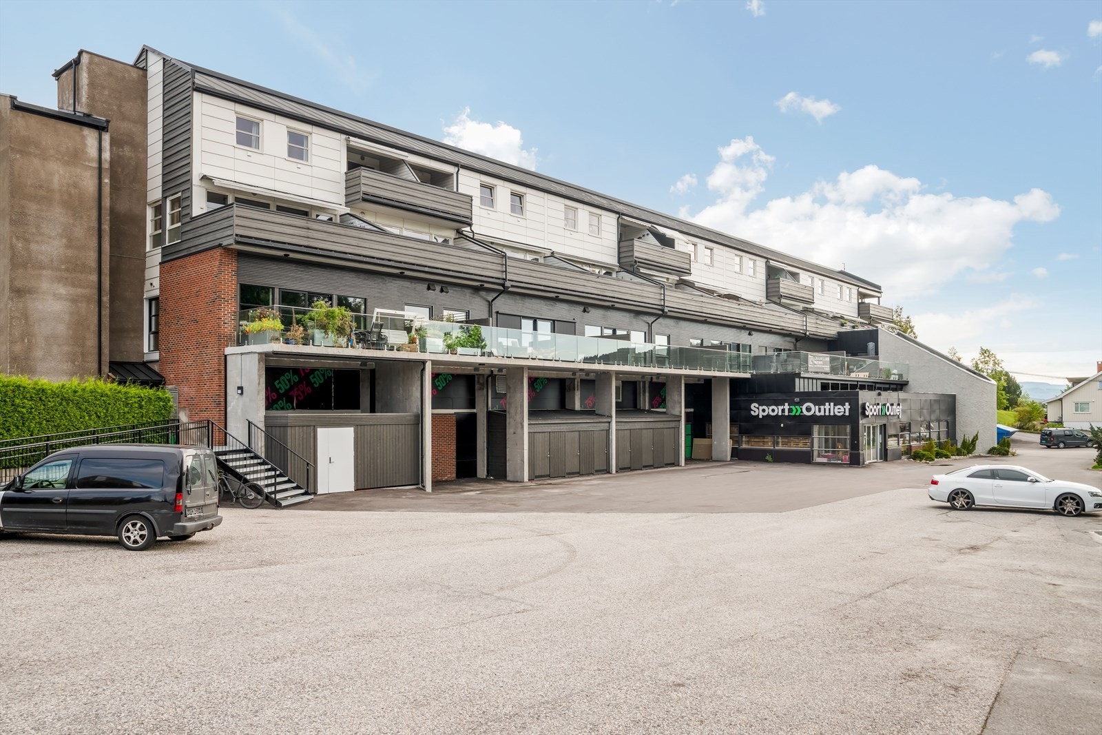 Borettslaget ligger sentralt i Bø Sentrum, med kjøpesentre og butikker, kafeer og restauranter, treningssenter, apotek og legesenter. Galleribilde