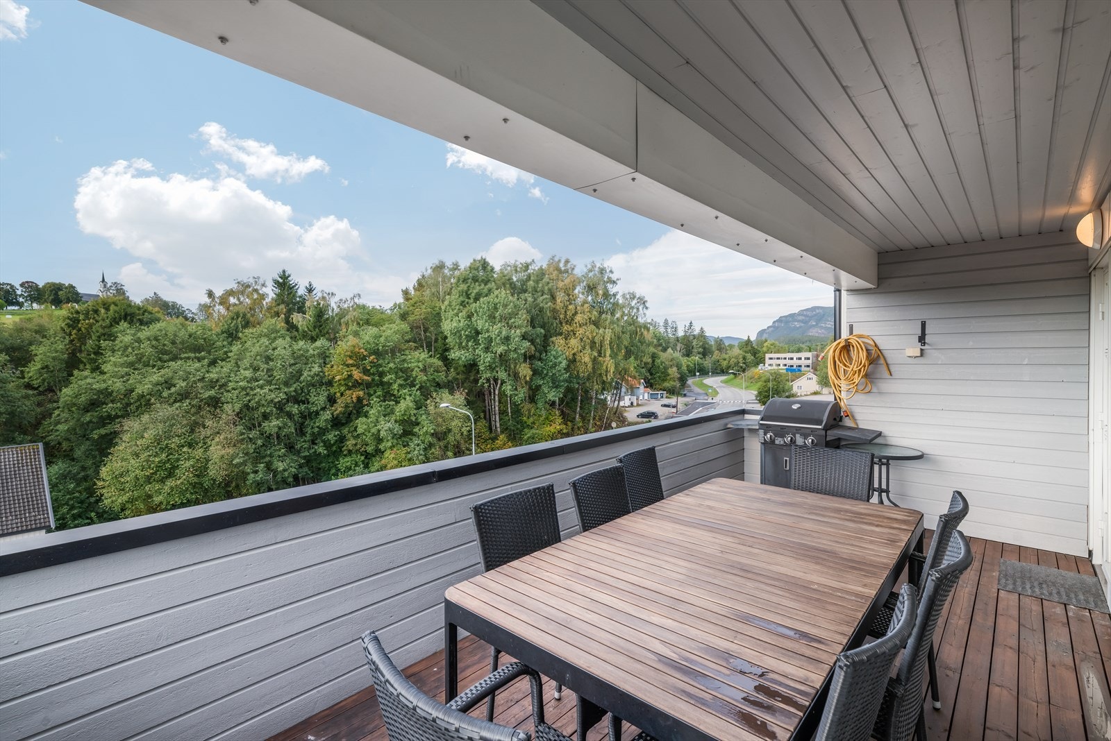 Verandaen har god plass til utemøbler. Galleribilde