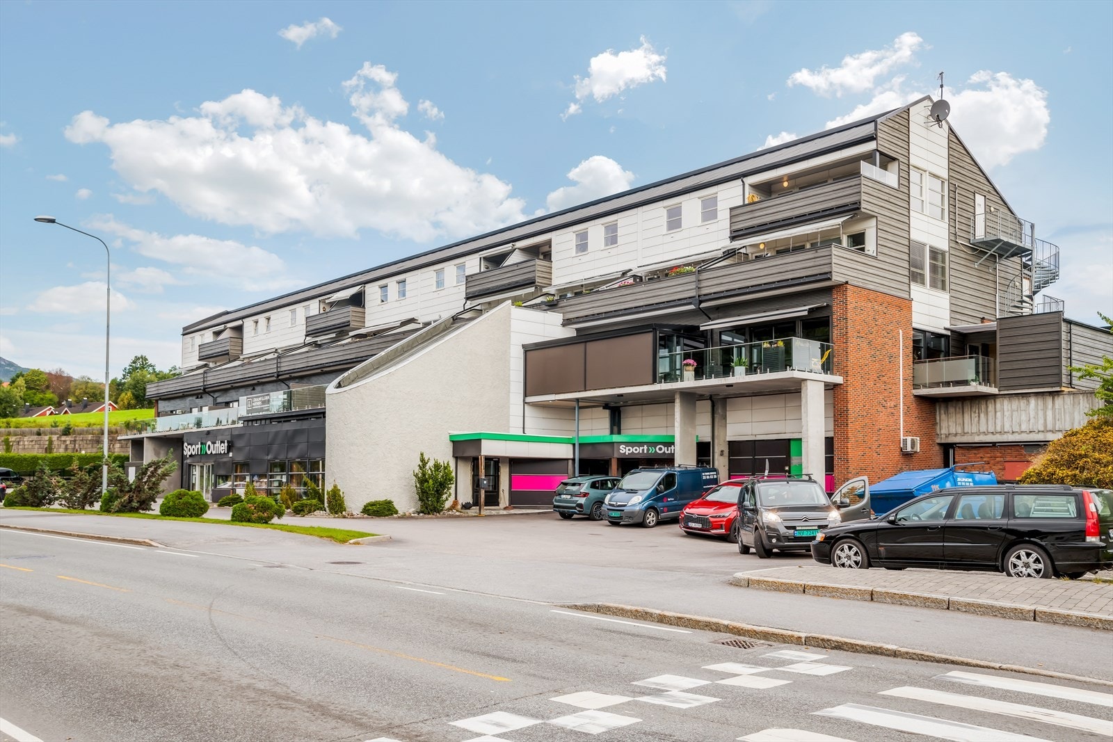 Boligen fremstår som en lys og tiltalende 3-roms leilighet i 4. etg i Liabygget borettslag. Galleribilde