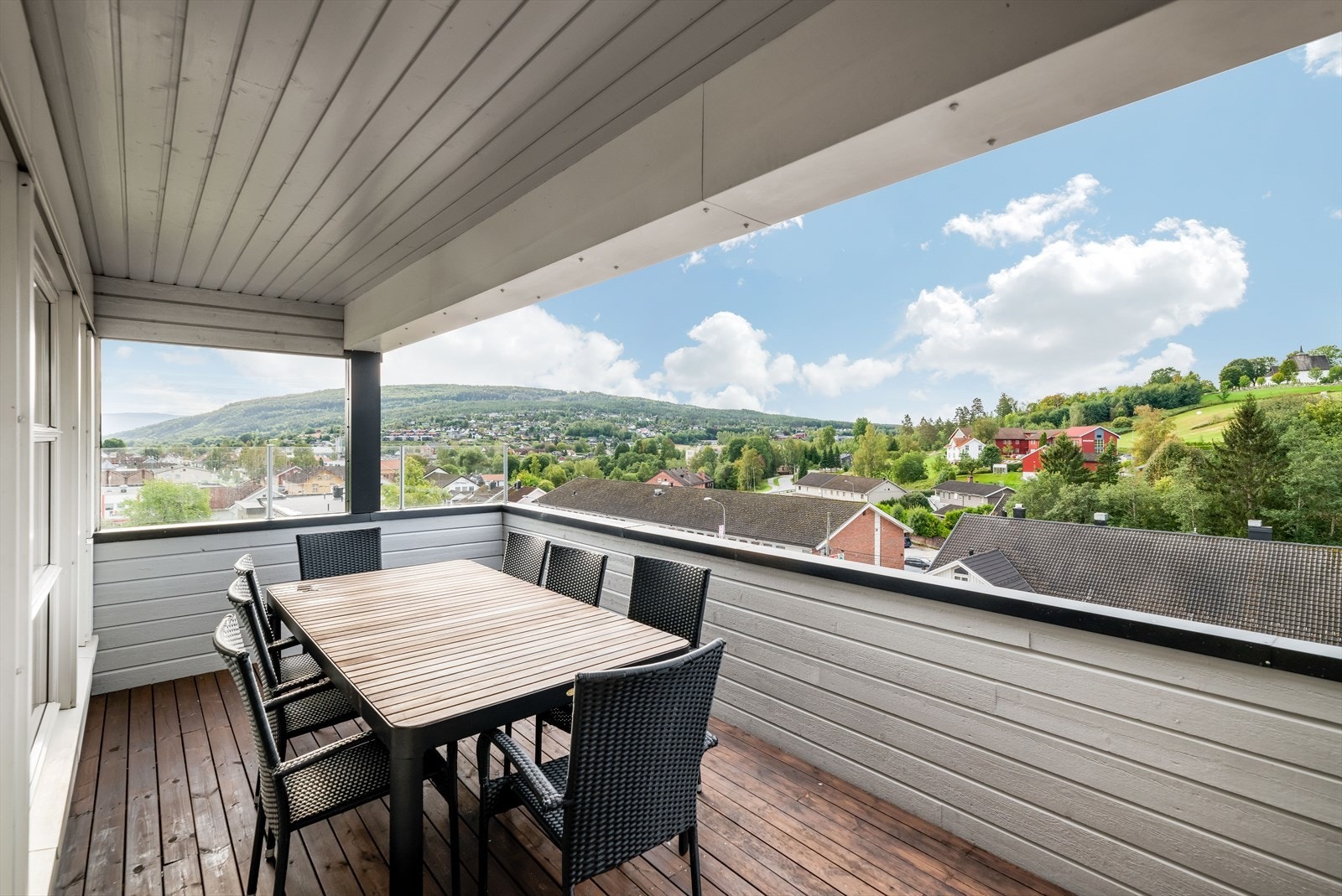 Fra stuen er det utgang til stor, delvis overbygget veranda med fin utsikt. Galleribilde