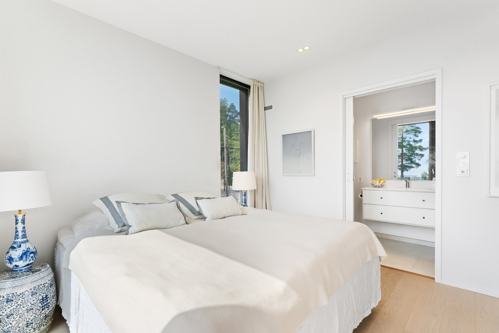 Hovedsoverommet ligger i suiteløsning med eget bad. Galleribilde