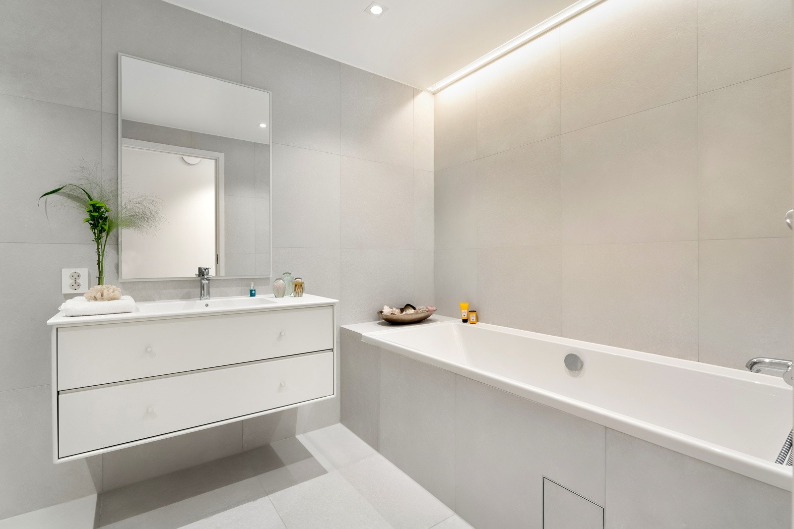 Rommet har lysegrå fliser i storformat på både gulv og vegger. For øvrig er badet likt de andre i utstyr. Galleribilde