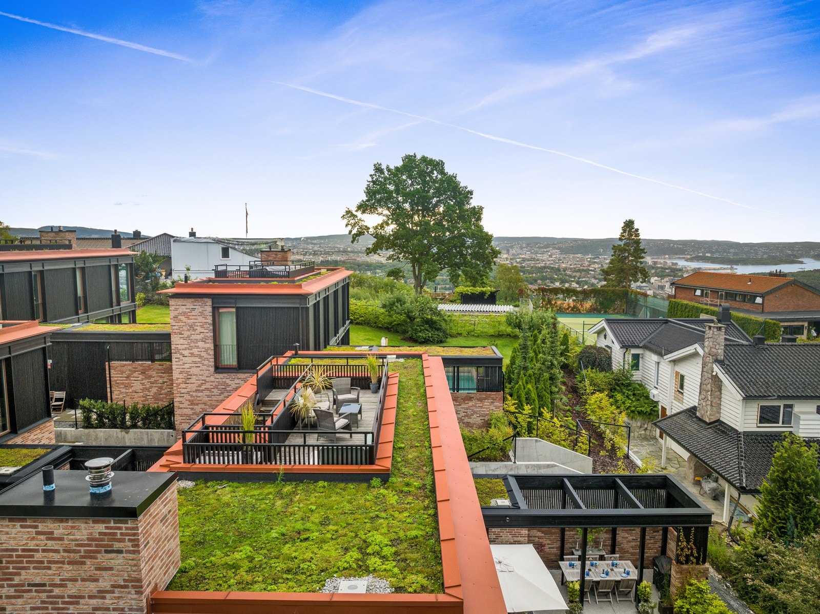 Takterrassen er ca. 24 kvm, inkludert utvendig trappeadkomst, og har dekke med beisede terrassebord. Galleribilde