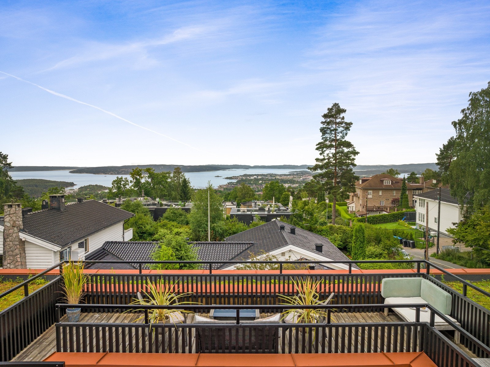 Fra boligens takterrasse er utsikten spektakulær over byen og Oslofjorden. Galleribilde