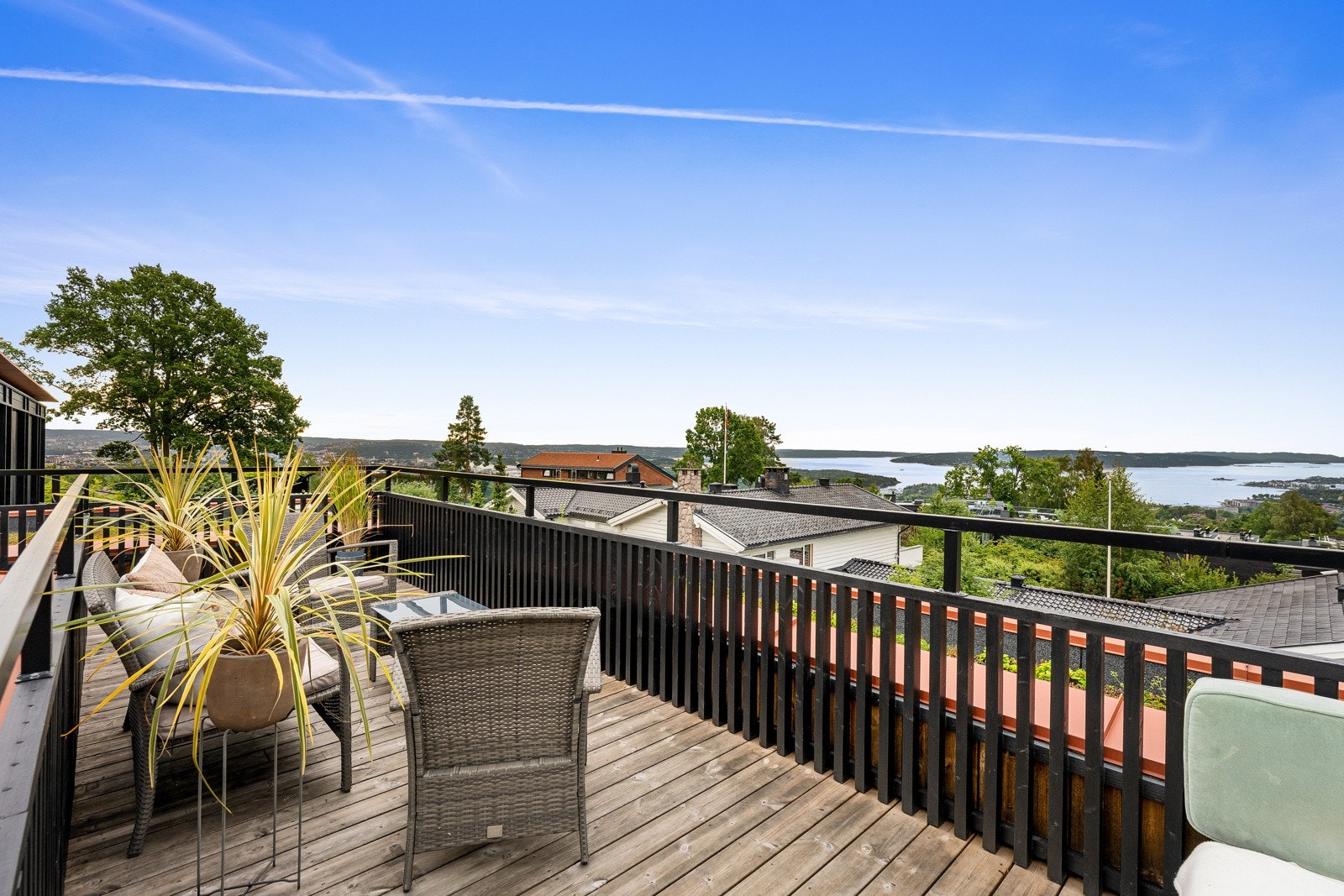 Takterrassen er ca. 24 kvm, inkludert utvendig trappeadkomst, og har dekke med beisede terrassebord. Galleribilde