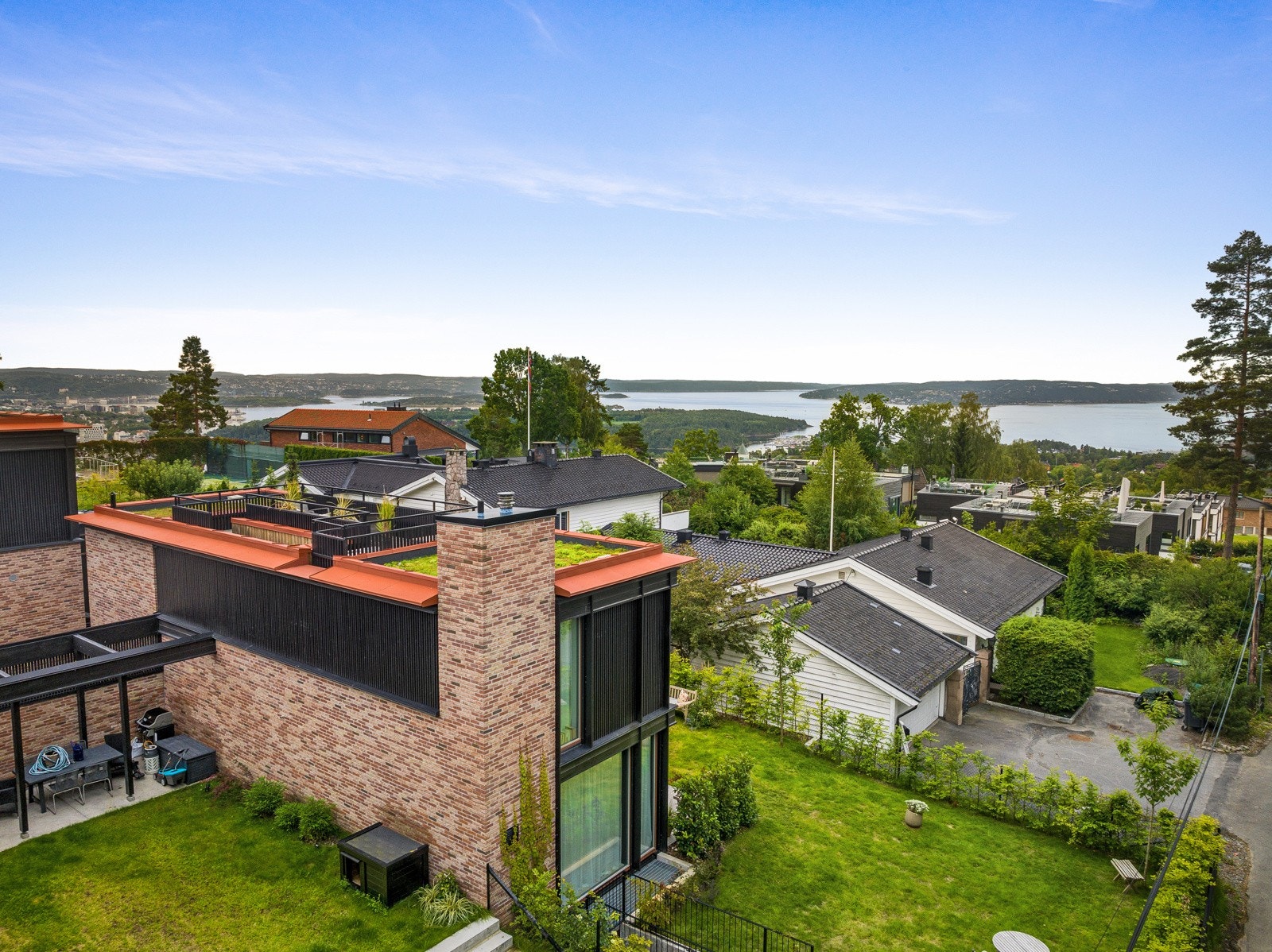 Det er kort vei inn til byen, samt til flotte tur- og friluftsområder med rekreasjonsmuligheter gjennom hele året. Galleribilde