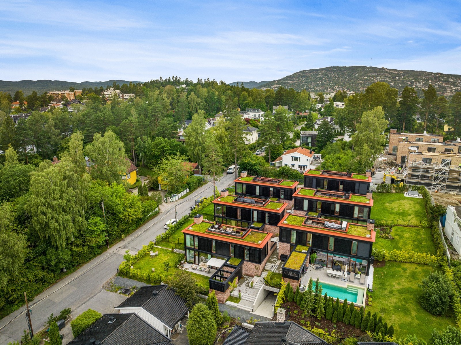Det er tursti like ved, og kort vei til Mærradalen, hvor du kan følge dalen hele veien opp til Bogstad og videre innover i marka. Galleribilde
