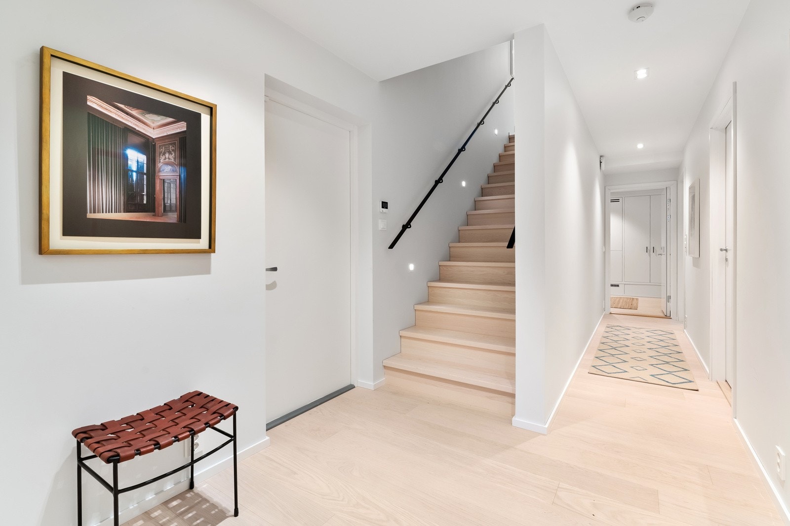 Det er bergvarme/ vannbåren varme i hele kjelleretasjen og 1.etasje. Galleribilde