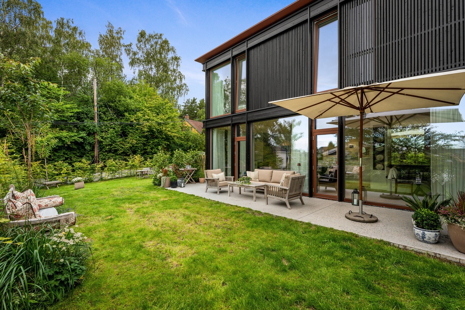Boligen ligger i et meget rolig og barnevennlig boligområde på Ullernåsen. Galleribilde