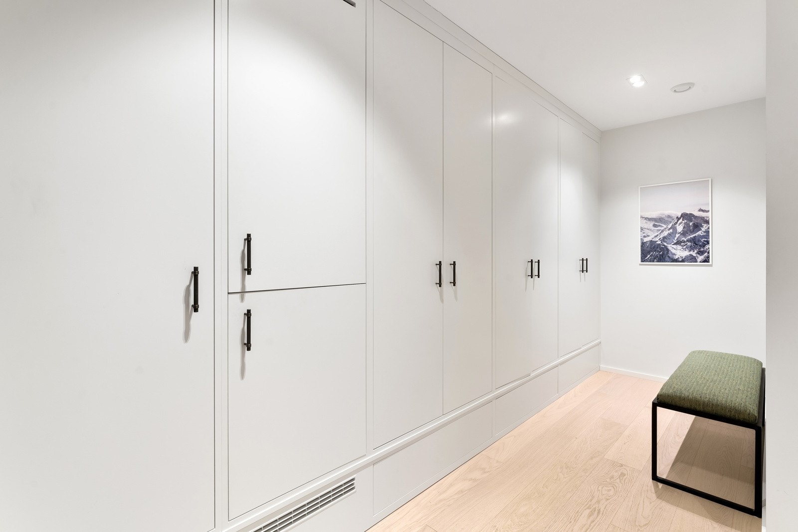 Boligen har egen garderobe/entré i kjelleretasjen, med snekkerbygde garderobeskap fra gulv til himling, over ett strekk på 4,3 meter. Galleribilde