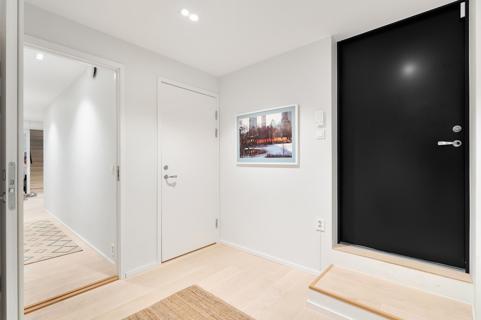 I tillegg har garderoben/entréen et integrert Miele kjøl/frys i innredningen. Det er for øvrig garderobe i entreen og lagringsplass i boder, hvorav dene ene har takhøyde på 3,15 meter. Galleribilde