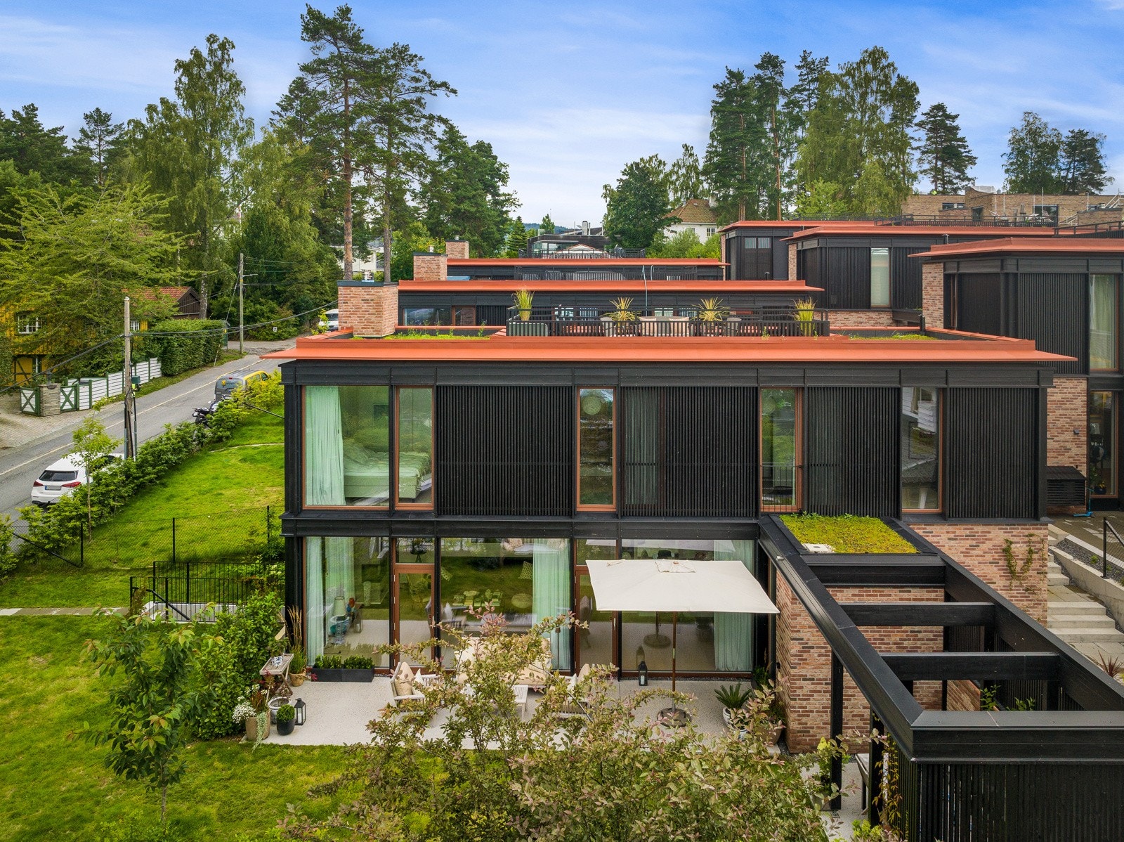 Boligen har tre plan, med direkte inngang fra garasjeanlegg hvor det medfølger to p-plasser. Galleribilde