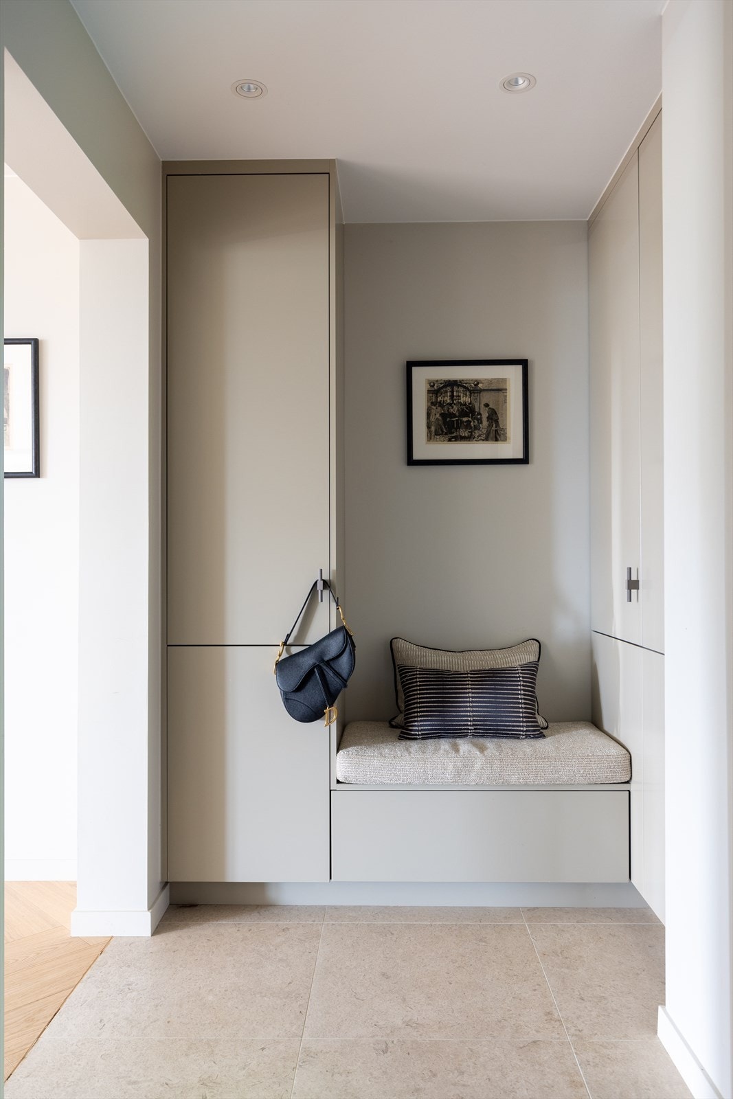 Snekkerbygget garderobe med sittebenk. Galleribilde