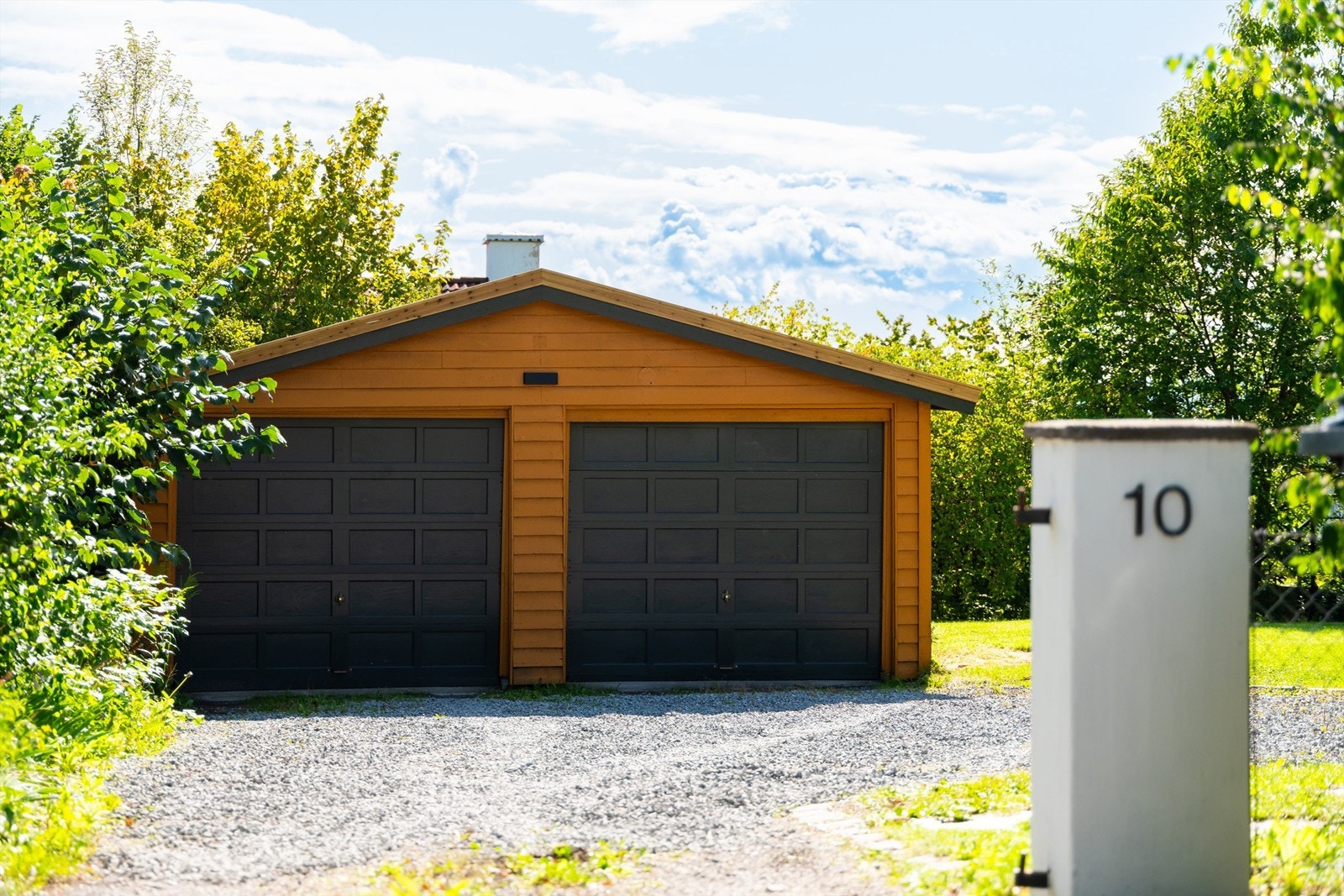 Parkering i dobbel garasje, samt biloppstilling på tomt. Galleribilde