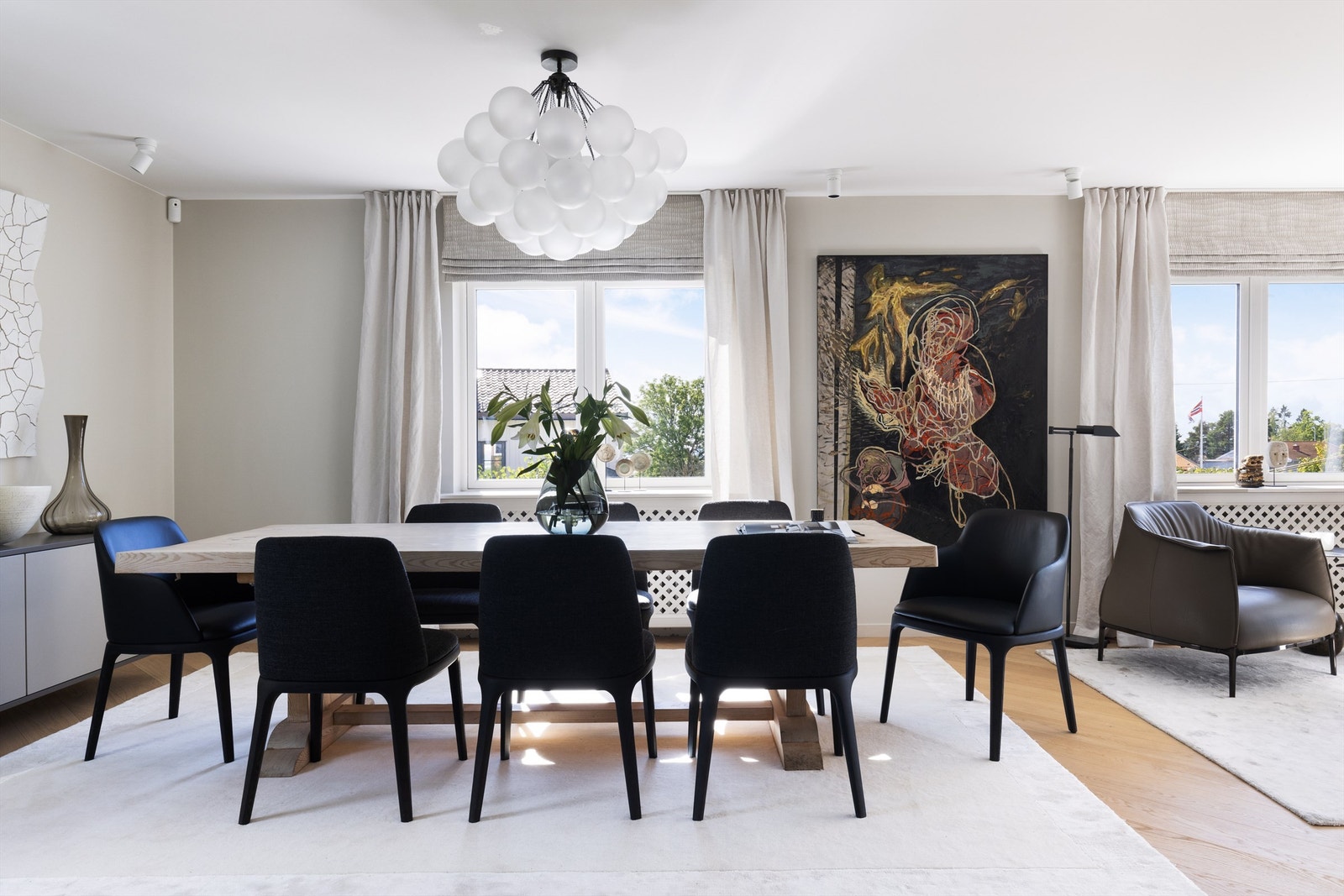 Rikelig med plass til å innrede med en stor spisegruppe. Galleribilde