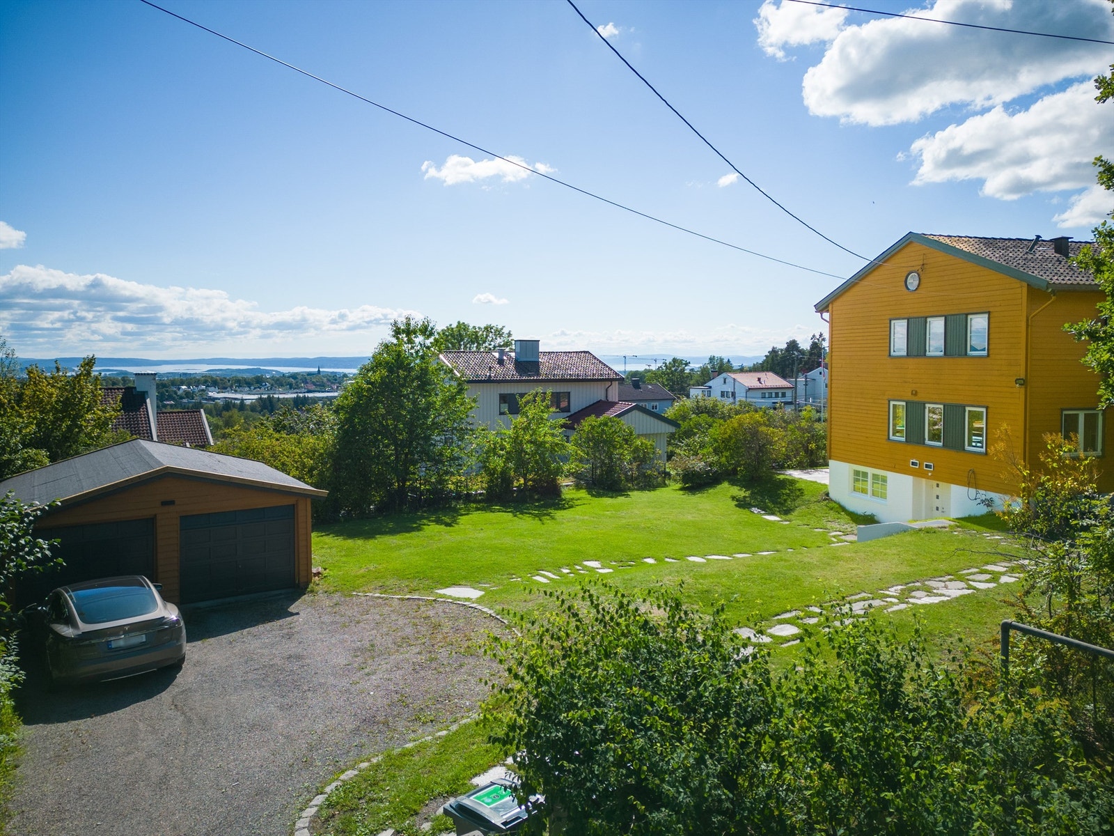 Krokusveien 10 er en fantastisk eiendom plassert rett ved Damefallet. Det er gode parkeringsforhold på egen tomt, samt i dobbel garasje. Galleribilde
