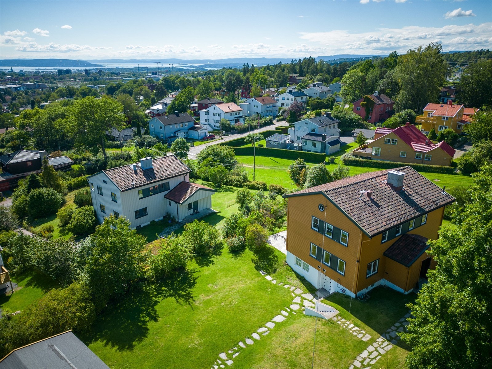 Her ser du utover Oslo by og helt ned til Oslofjorden. Galleribilde