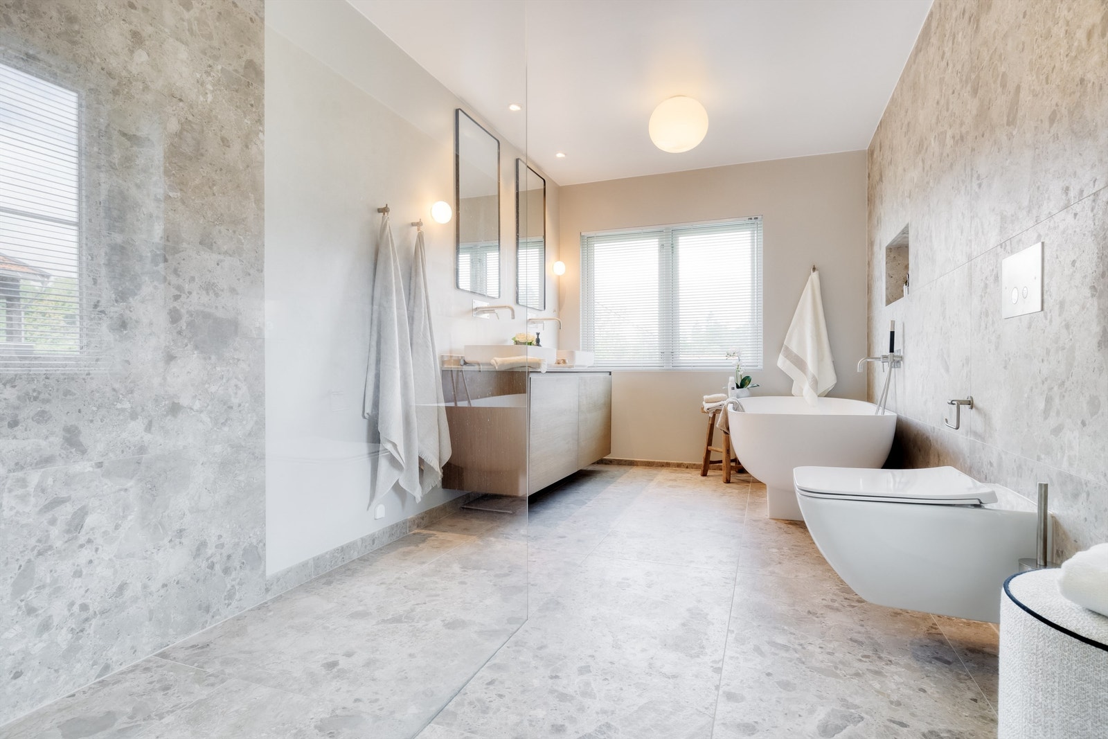 Badet i 2. etasje er lekkert flislagt i gjennomført stil, og har gulvvarme for ekstra komfort i hverdagen. Galleribilde