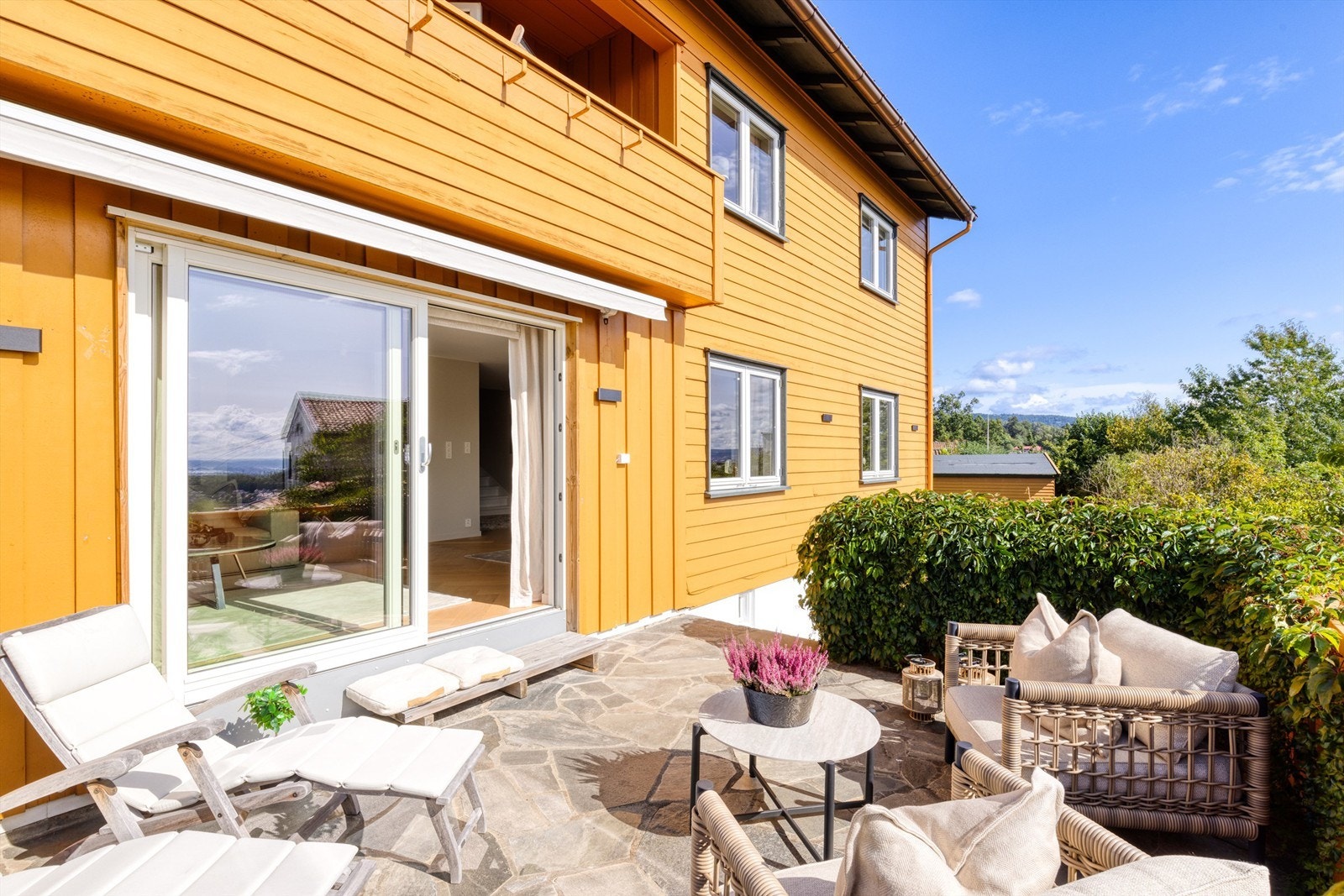 Terrassen har god plass til sittegruppe, bord og annet tilhørende utemøblement. Galleribilde