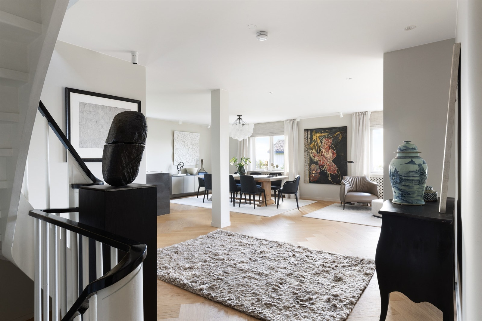 Innvendig er boligen pent oppusset og påkostet. Galleribilde