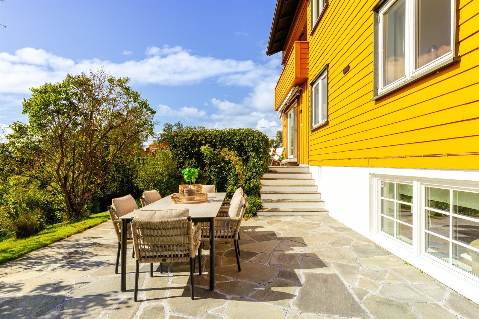 Den store markterrassen gir rikelig med plass for å innrede med en stor spisegruppe. Galleribilde