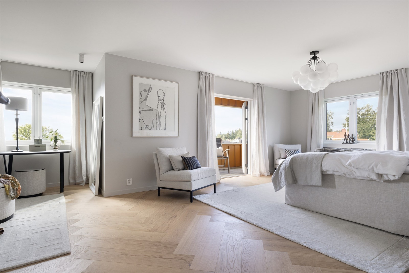 Hovedsoverommet er svært romslig, og gir følelsen av en lekker hotellsuite. Galleribilde