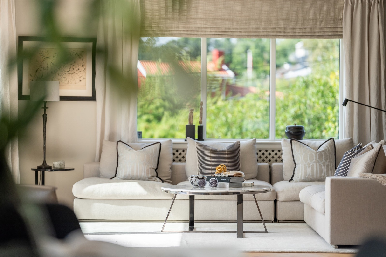 Store vindusflater slipper inn rikelige mengder med naturlig dagslys, som bidrar til et lyst og trivelig hjem. Galleribilde