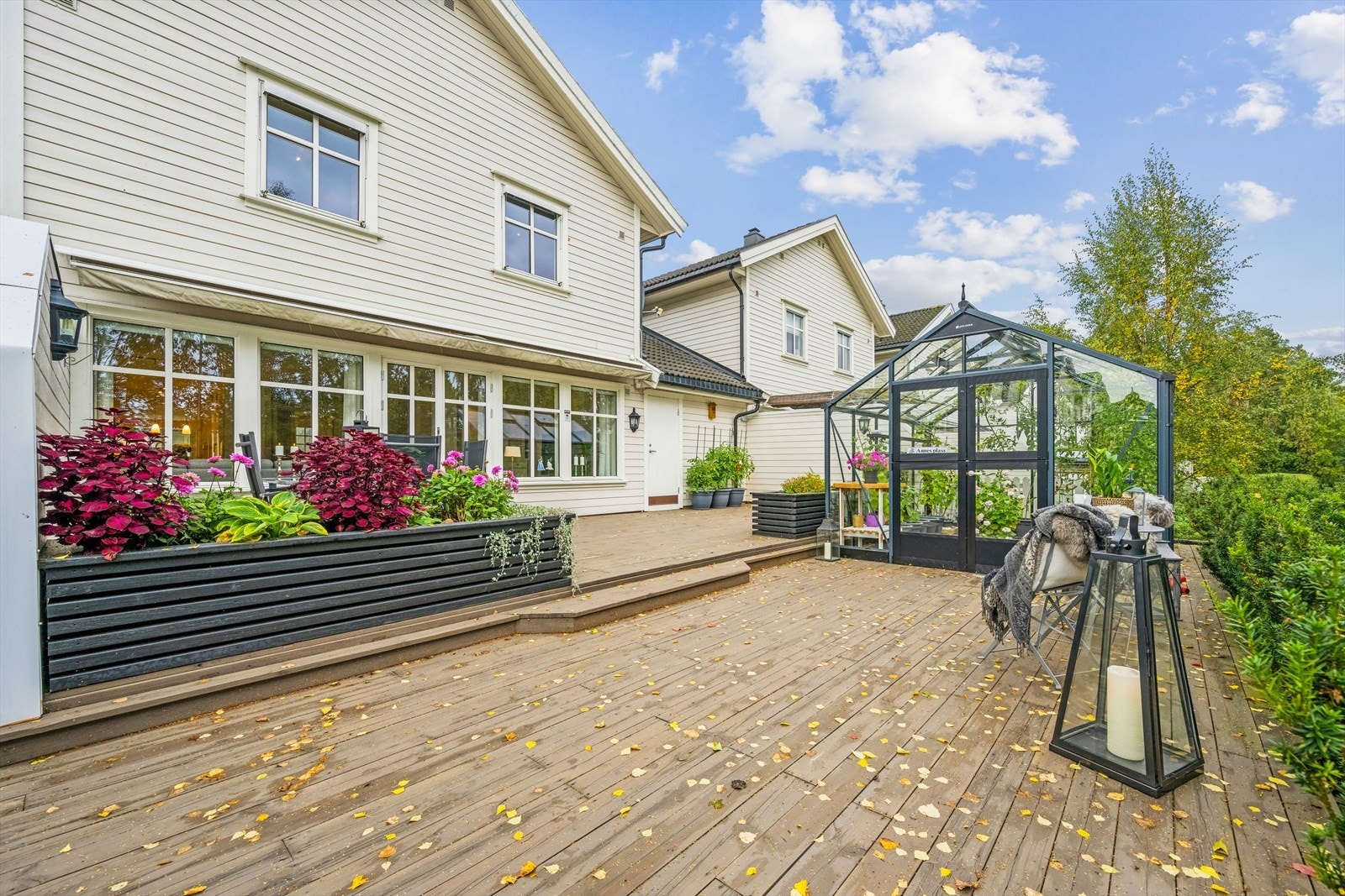 Det er gode solforhold på terrassen der flotte sommerdager kan nytes. Galleribilde