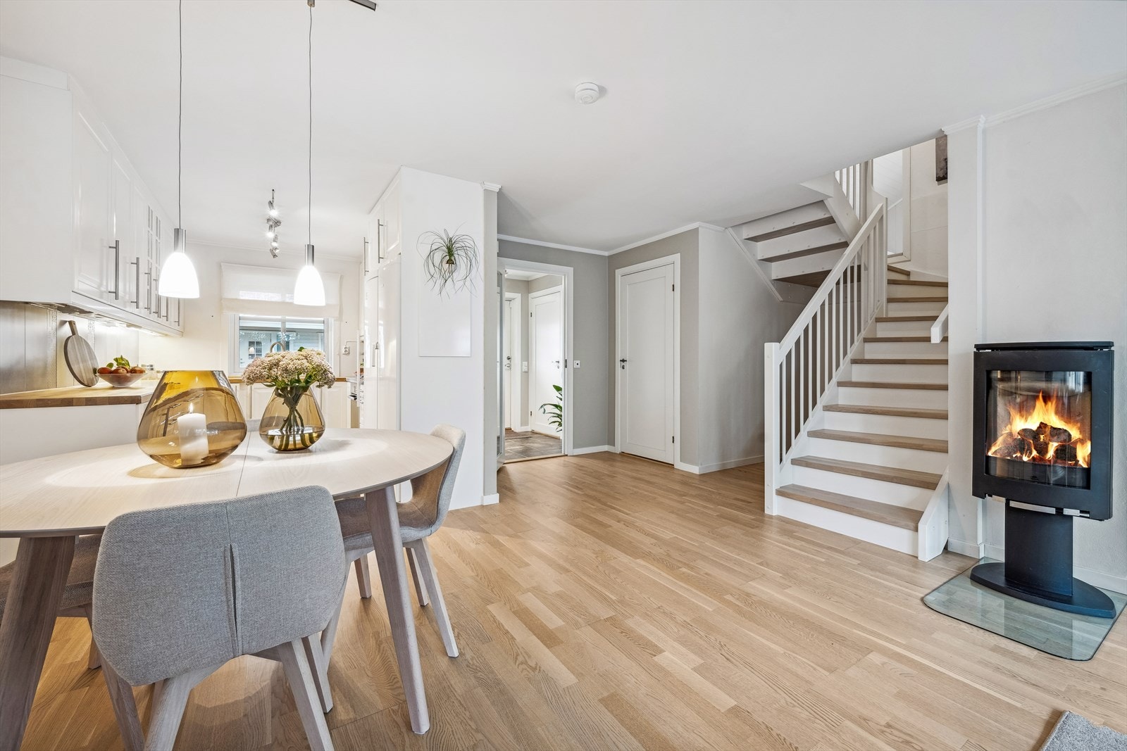 Kjøkkenet ligger i åpen løsning til stuen. Galleribilde