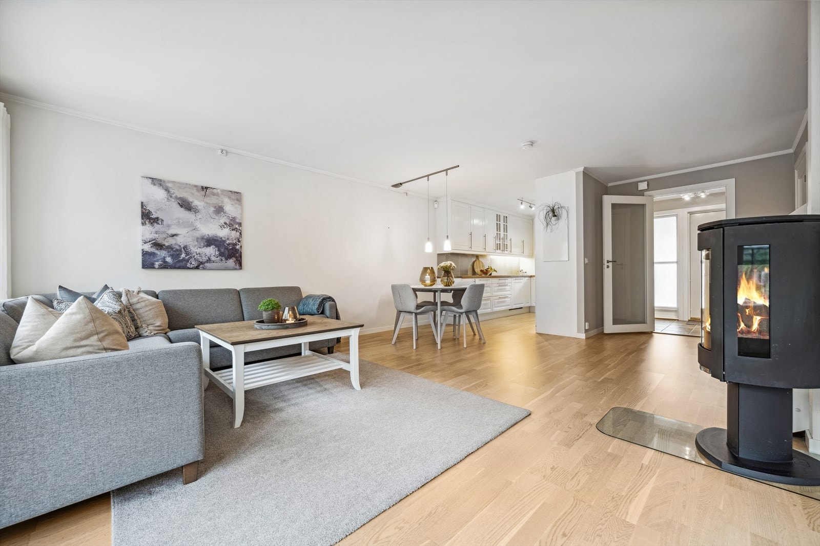 Det er god plass til sofagruppe og andre møbler. Galleribilde