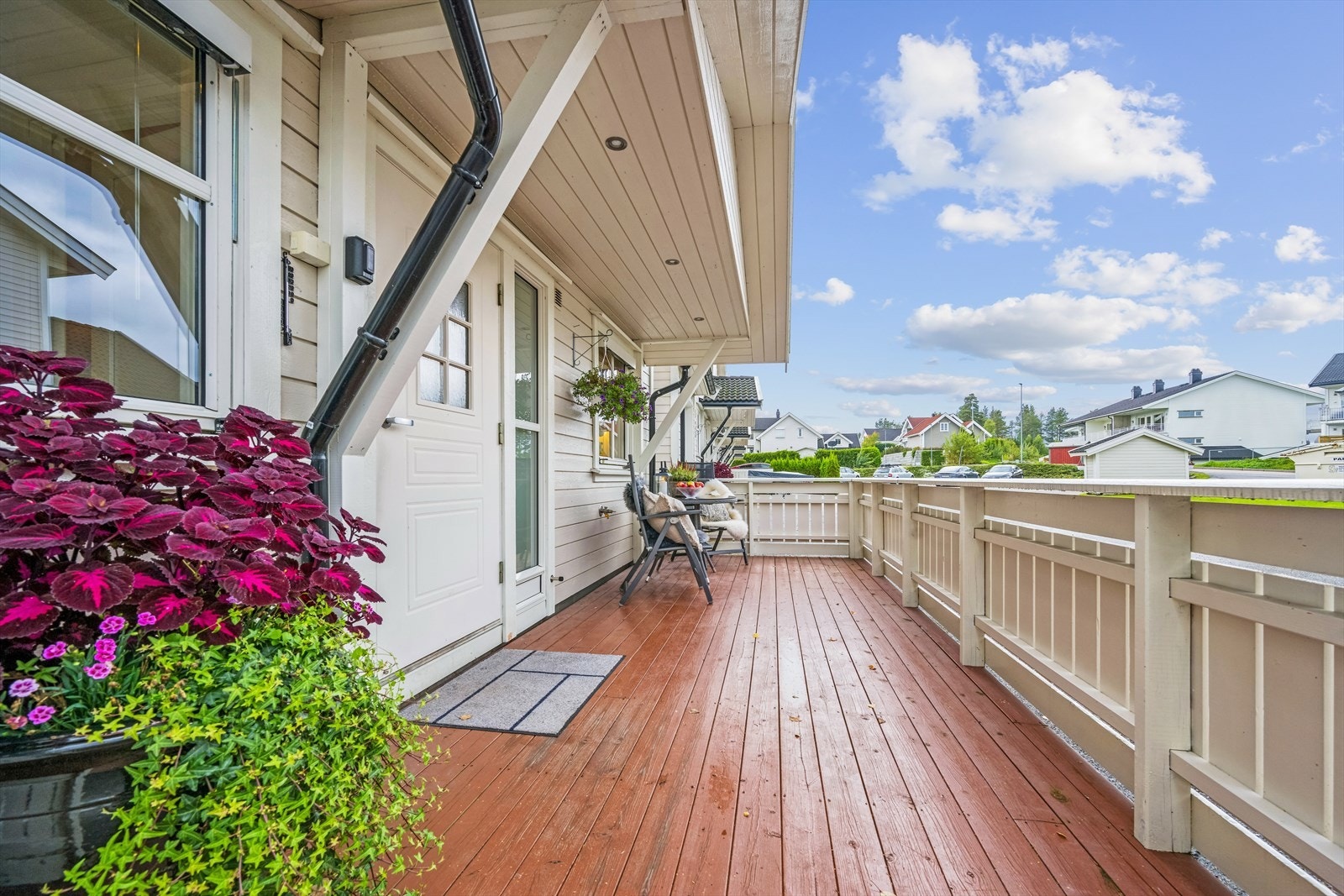 Ved inngangspartiet er det en delvis overbygget terrasse. Galleribilde