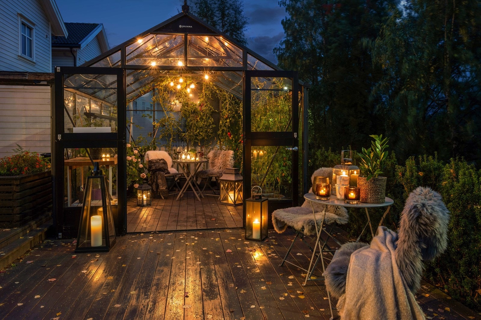Stor terrasse med drivhus. Her er det koselig og varmt å sitte tidlig om våren til langt ut på høsten. Veldig avslappende og gøy hobby å se alt som spirer og gror. Galleribilde