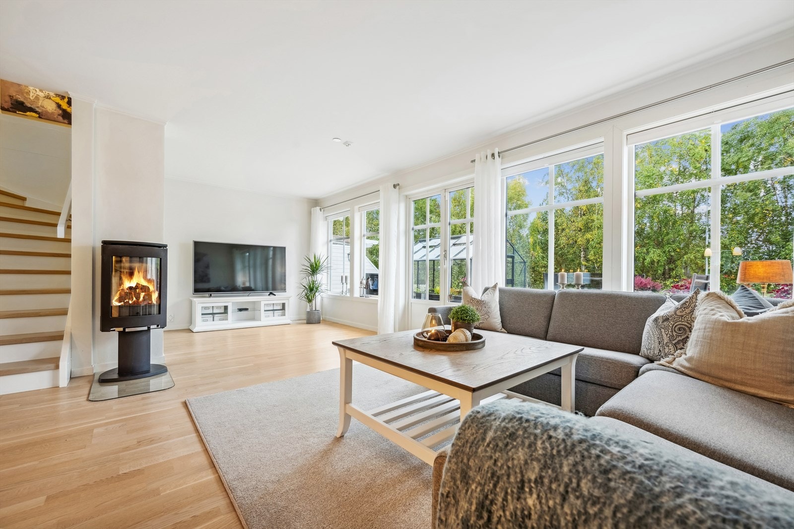 Store vindusflater slipper inn godt med naturlig lys. Galleribilde
