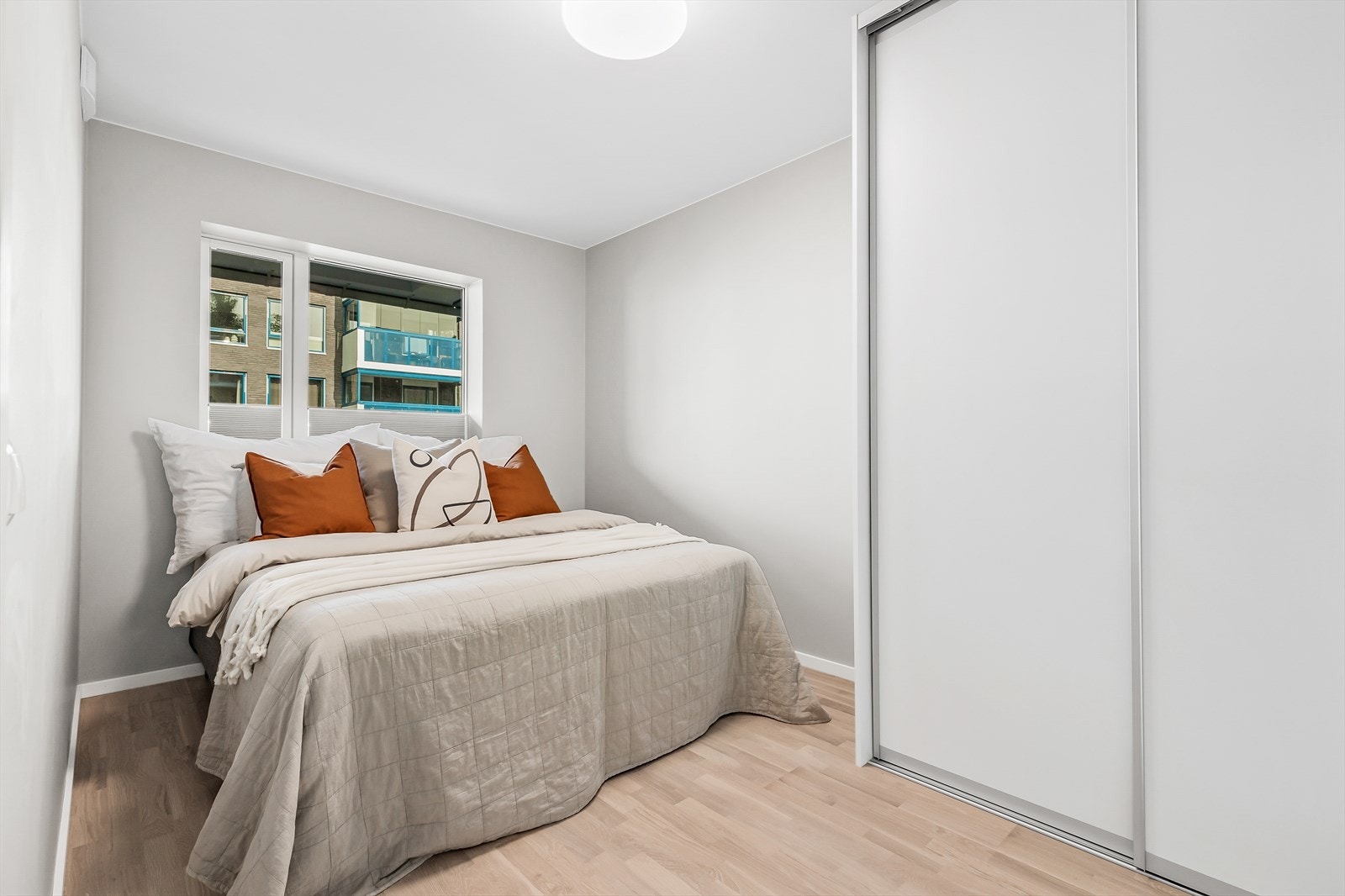 Soverom med god plass til dobbeltseng. Det er praktisk skyvedørsgarderobe. Galleribilde