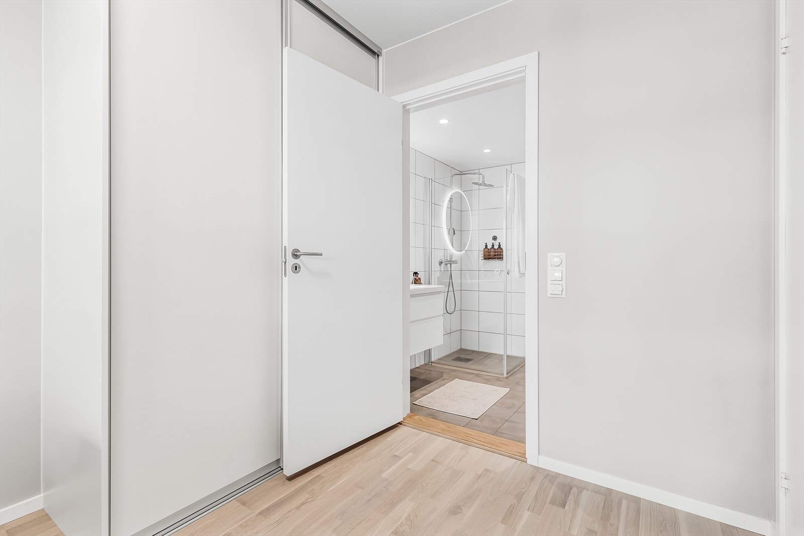 Romslig gang med skyvedørsgarderobe Galleribilde