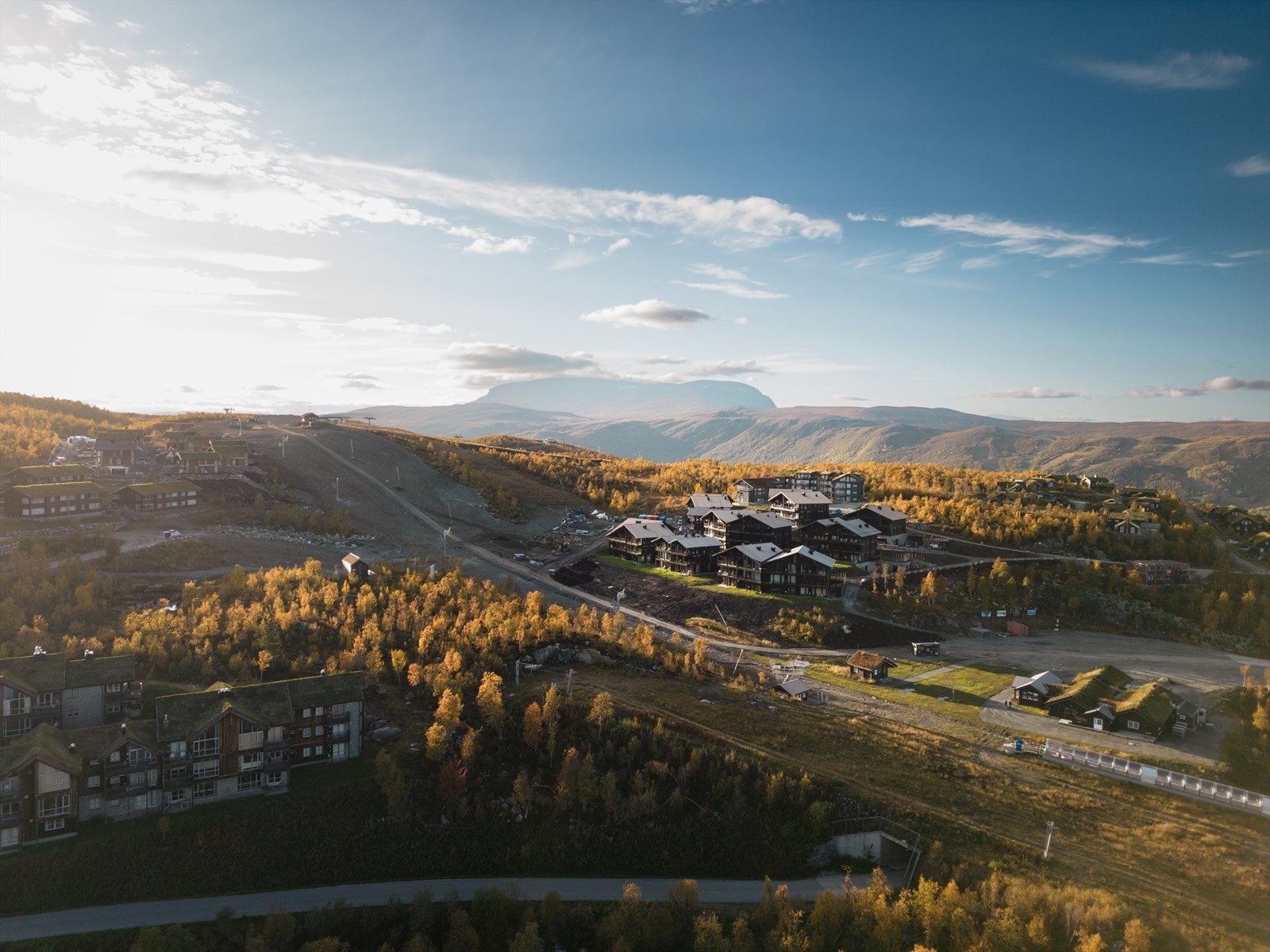 Oversiktsbilde av prosjektet. Nydelig høstfarger i sentrum av Kikut. Galleribilde