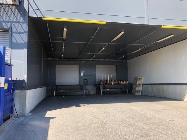 Stort varemottaksområde med rampe Galleribilde