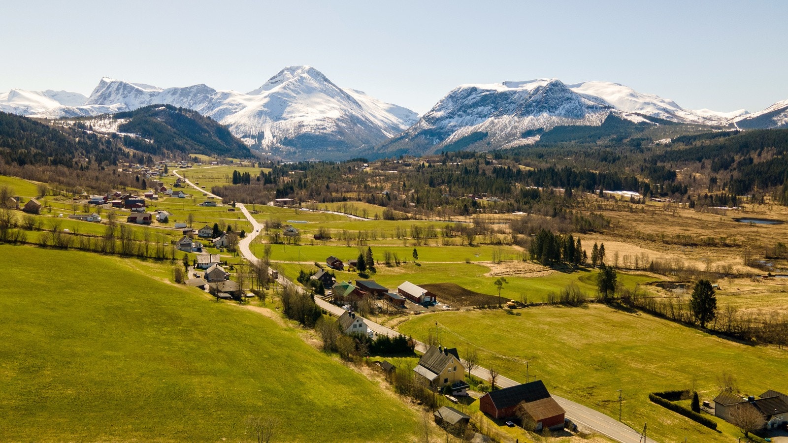 Flotte fjell og turmuligheter i området. Galleribilde