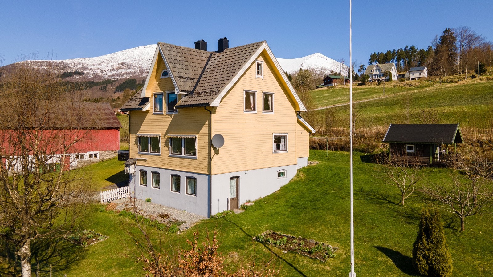 Stor enebolig over 3 plan. Galleribilde
