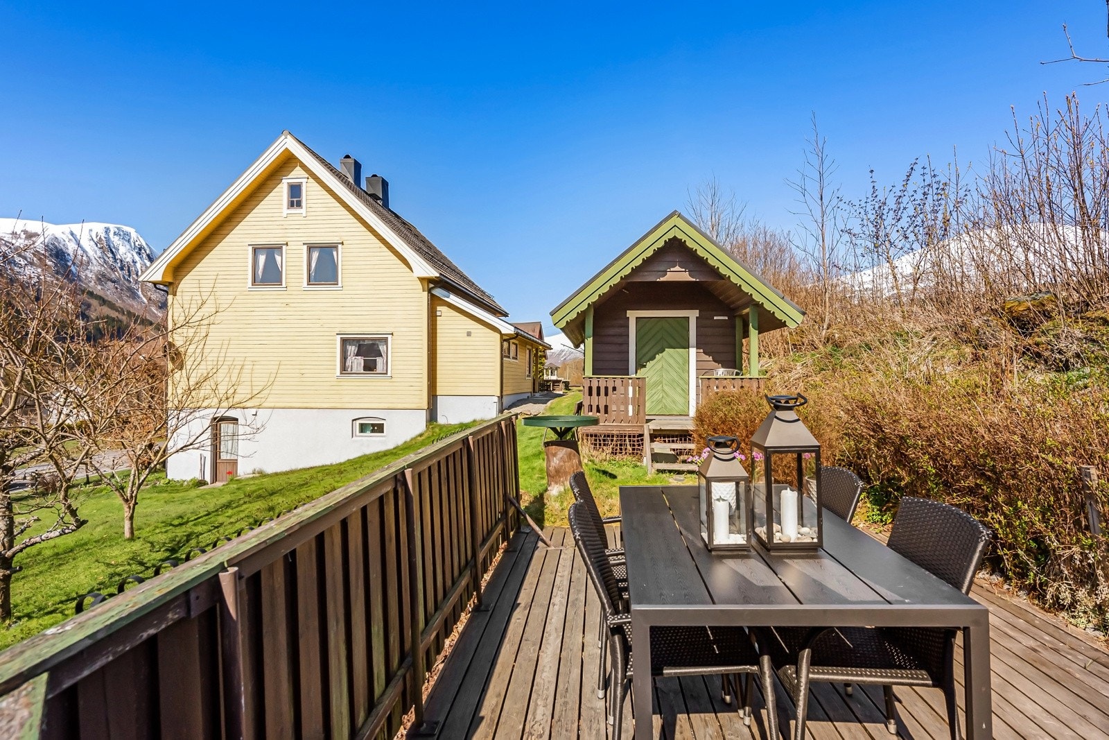 Uthus og markterrasse. Galleribilde