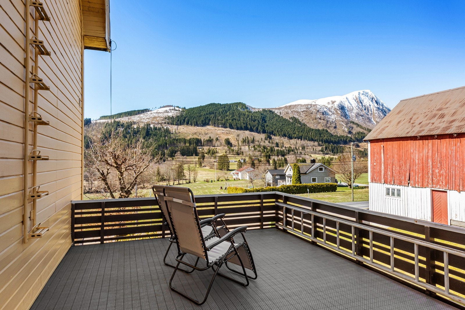 Terrasse med flott utsikt og gode solforhold. Galleribilde