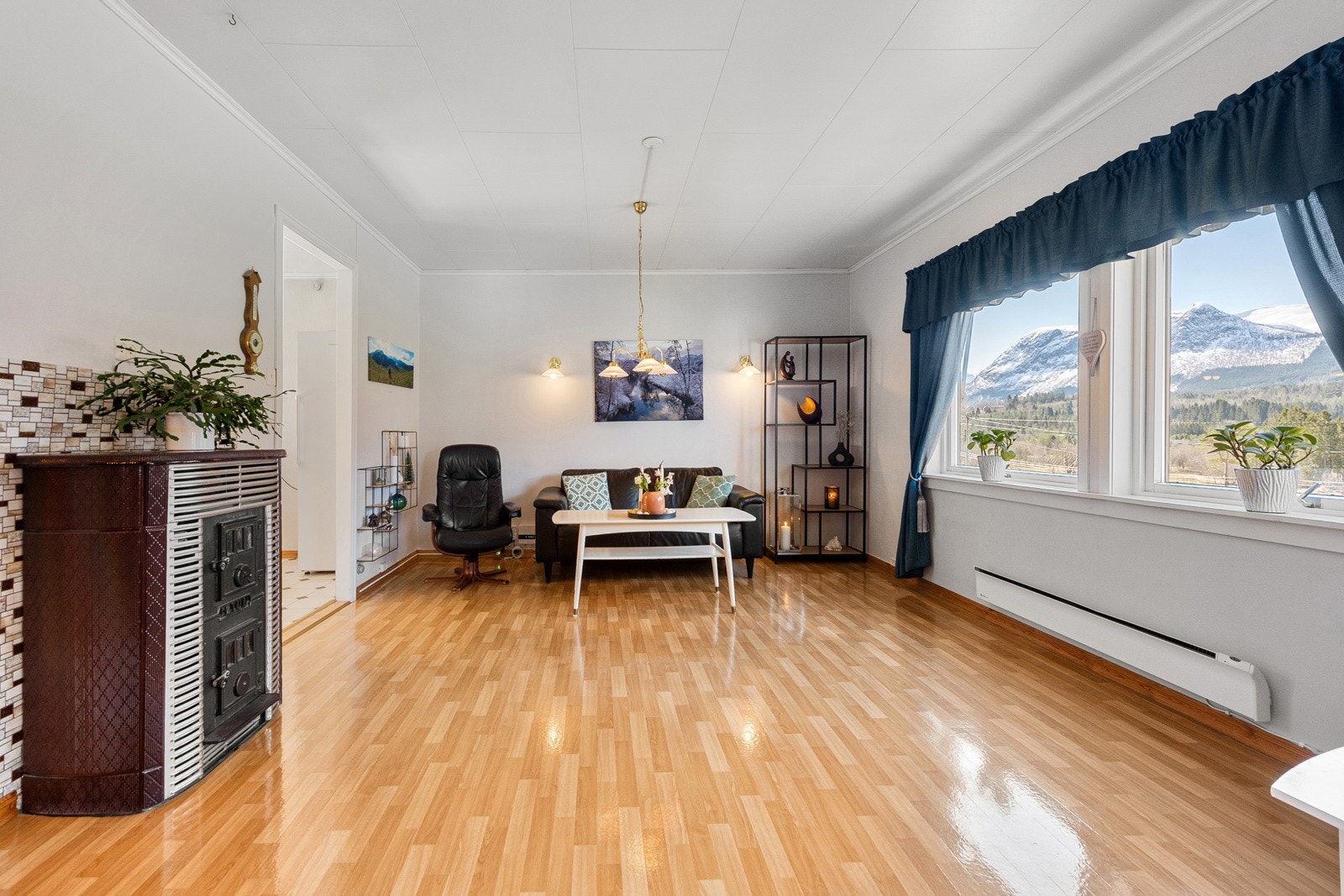 Romslig stue. Galleribilde